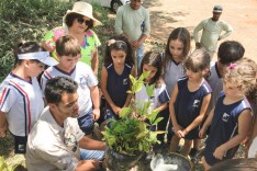 Prefeitura recebe estudantes para o plantio de mudas em Itabira